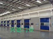 【快速卷簾門又環(huán)保，快速門又潔凈是工業(yè)廠房的好幫手】